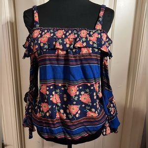 EUC -size L- Democracy cold shoulder top